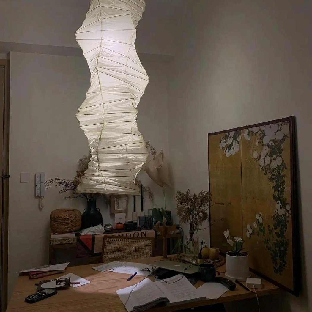 Grande suspension blanche en papier plissé japonais