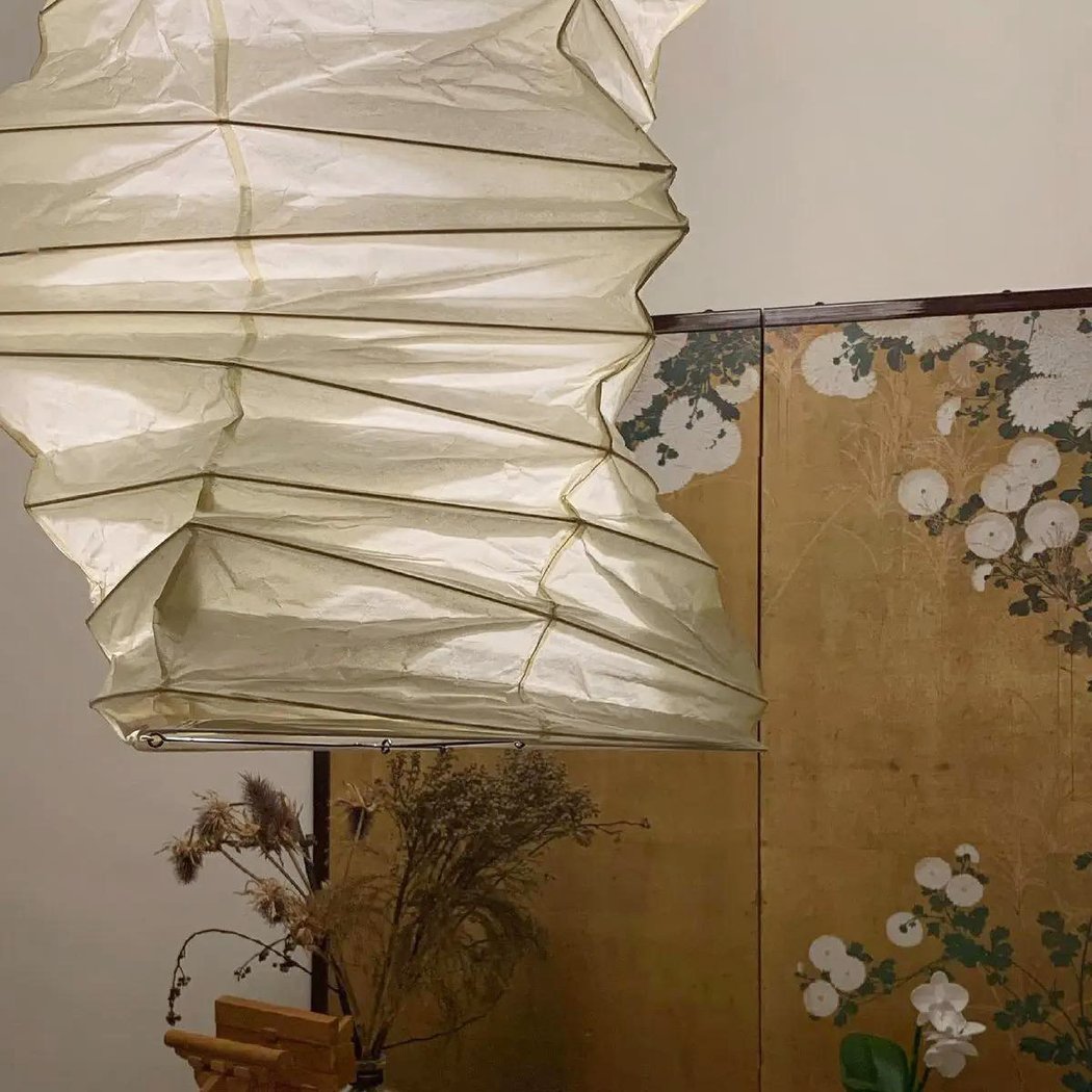 Grande suspension blanche en papier plissé japonais