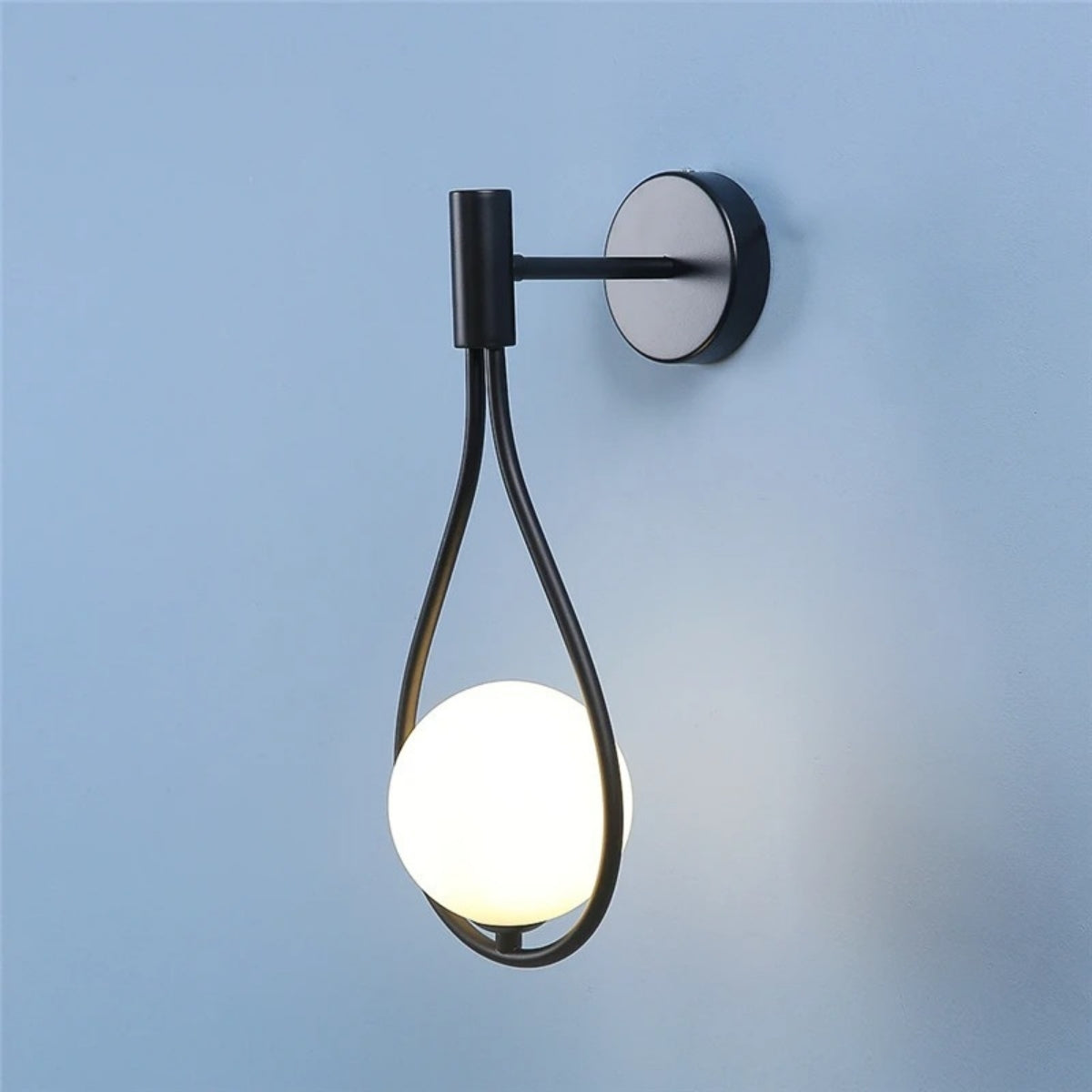 Applique murale design globe suspendu style goutte d'eau