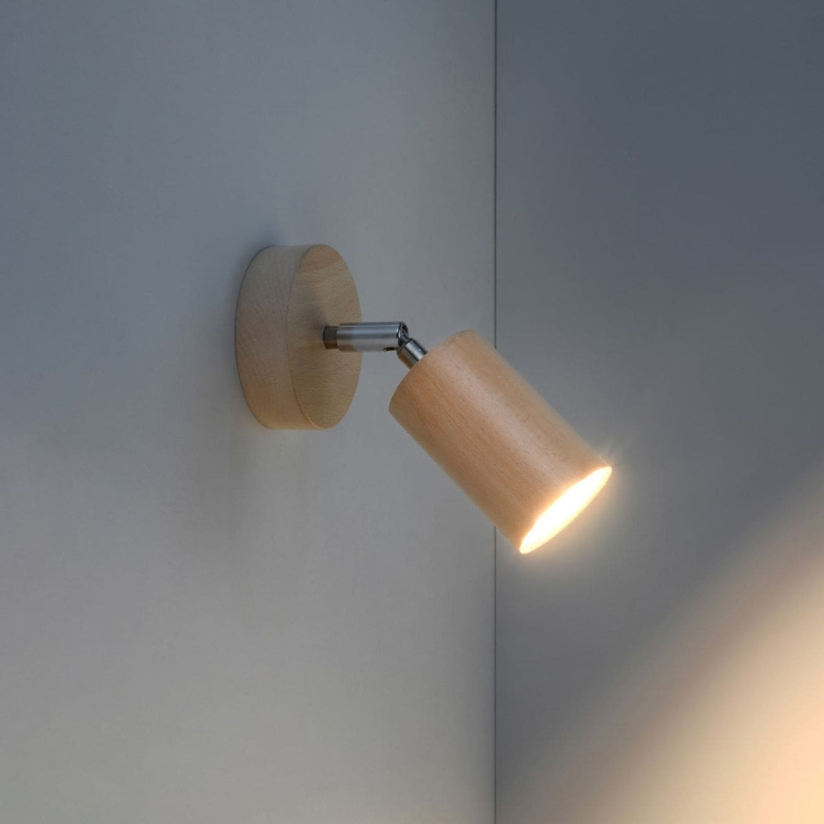 Applique murale spot orientable en bois naturel