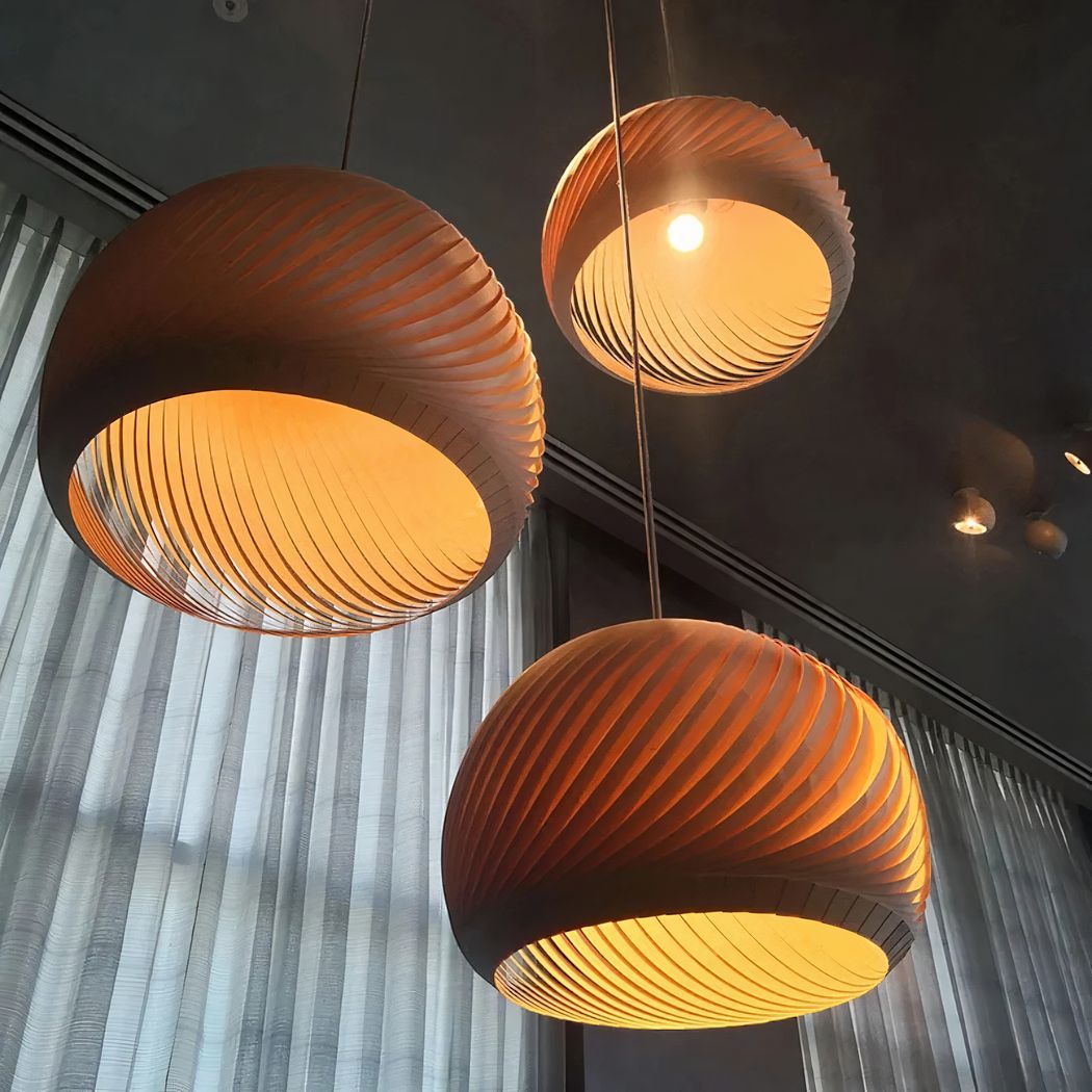 Suspension Japandi en bois nervuré design organique