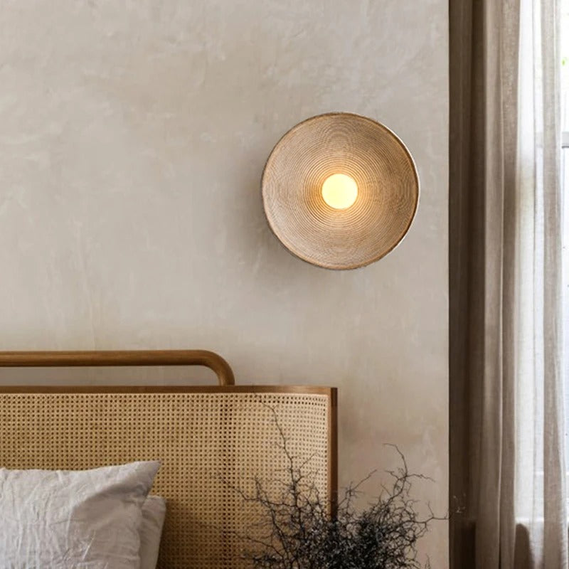 Applique ronde beige : effet plâtre texturé wabi sabi