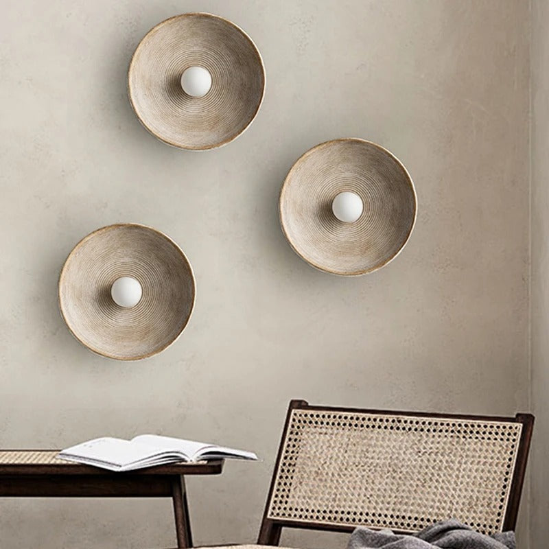 Applique ronde beige : effet plâtre texturé wabi sabi
