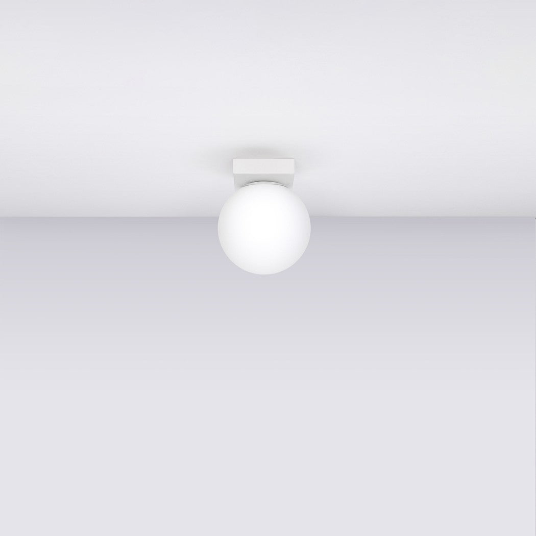Lustre plafonnier boule en verre au style minimaliste