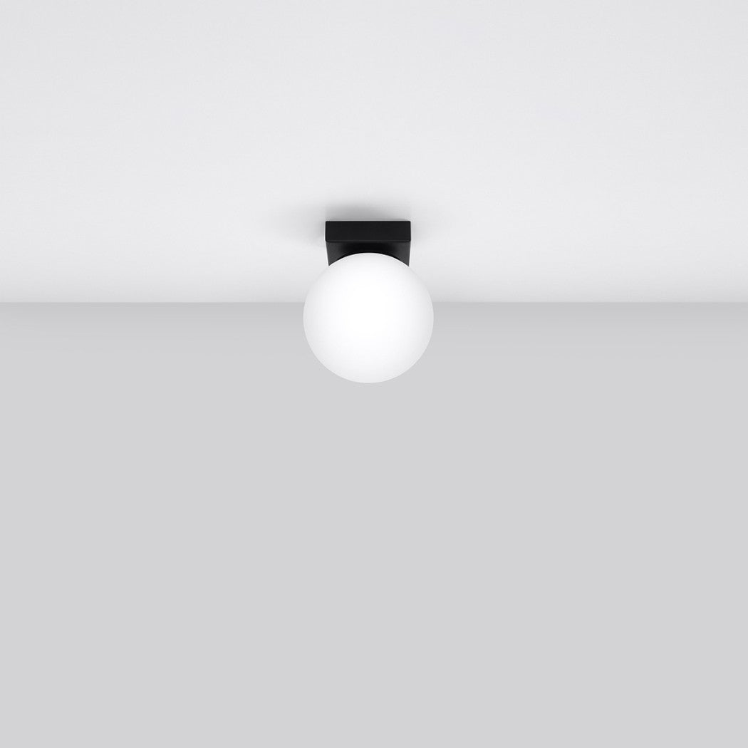 Lustre plafonnier boule en verre au style minimaliste