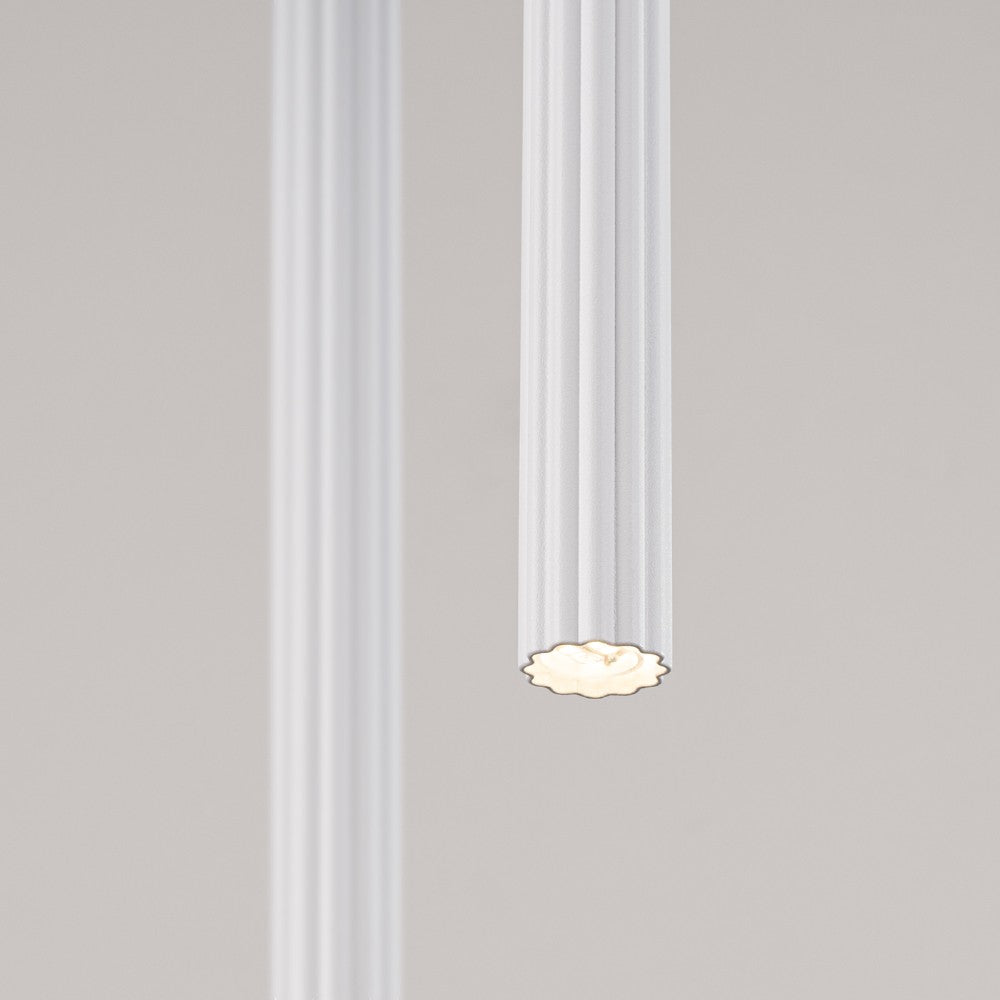 Suspension moderne en métal à tubes verticaux épurés