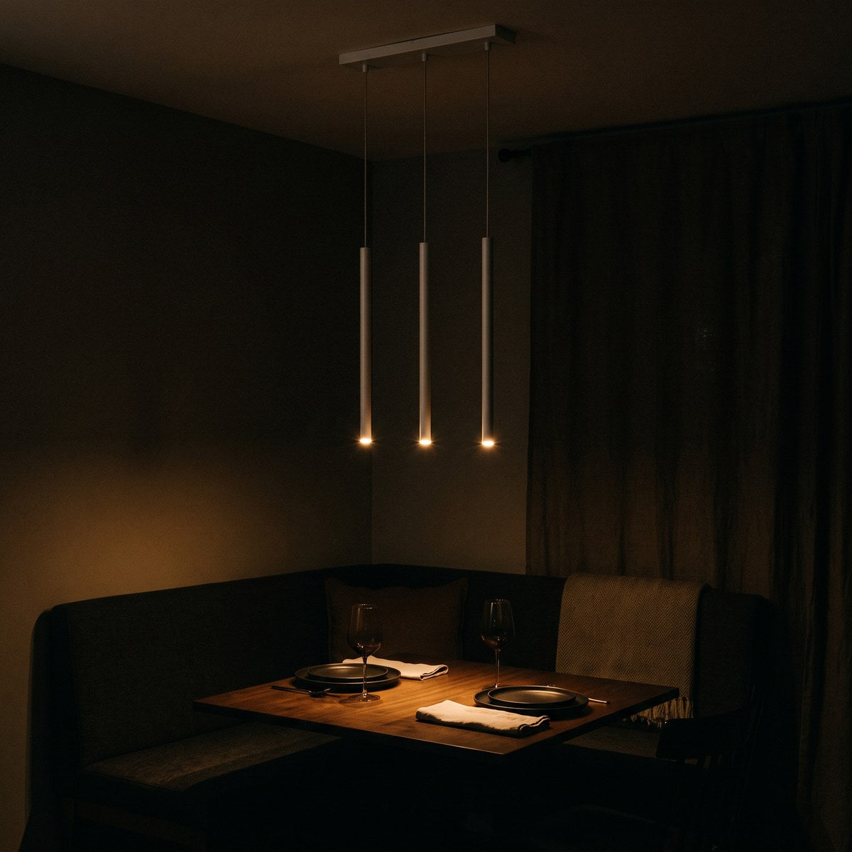 Suspension 3 tiges lumineuses sur barre, 2 coloris