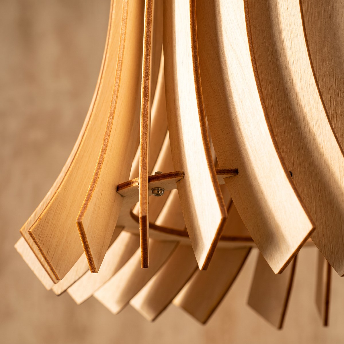 Suspension en lamelles de bois naturel de 30 cm