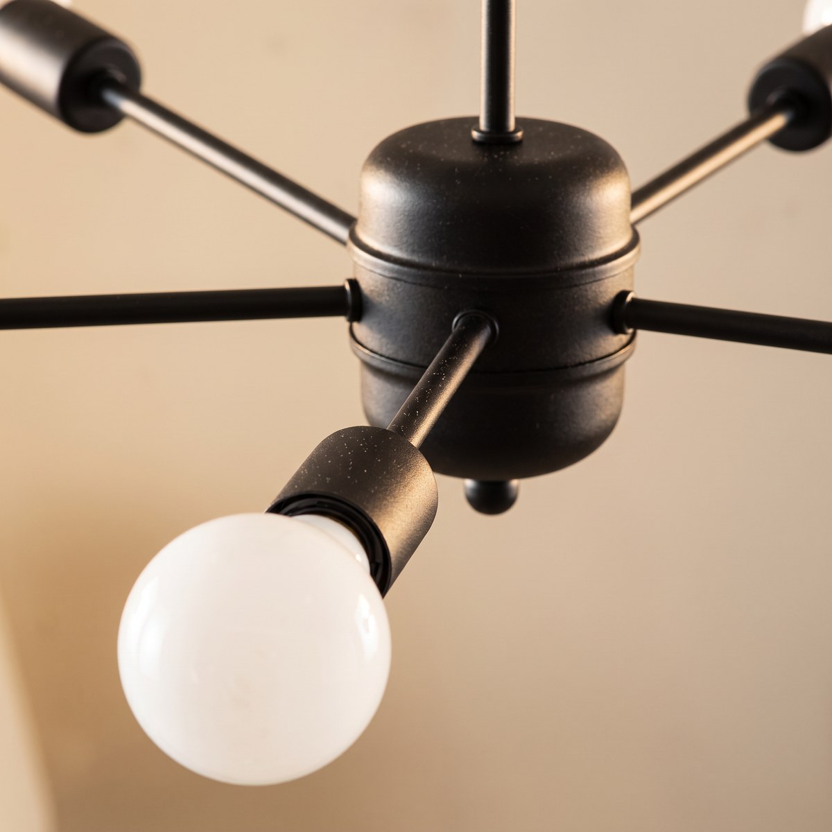 Lustre spoutnik 5 ampoules en métal noir de 66 cm