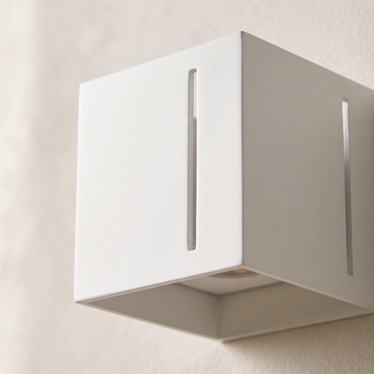 Applique murale chambre design, cube aluminium à fentes