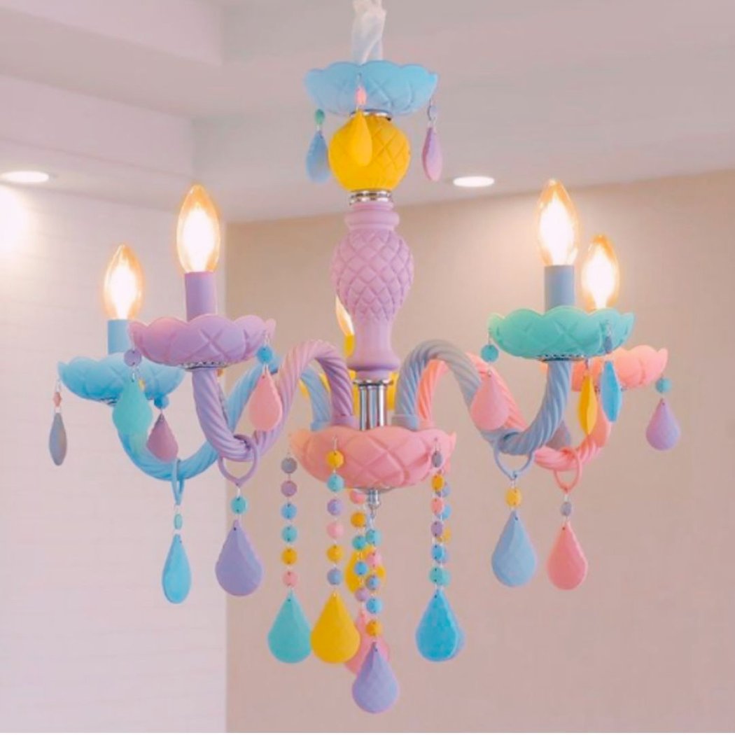 Lustre enfant imitation cristal coloré et moderne