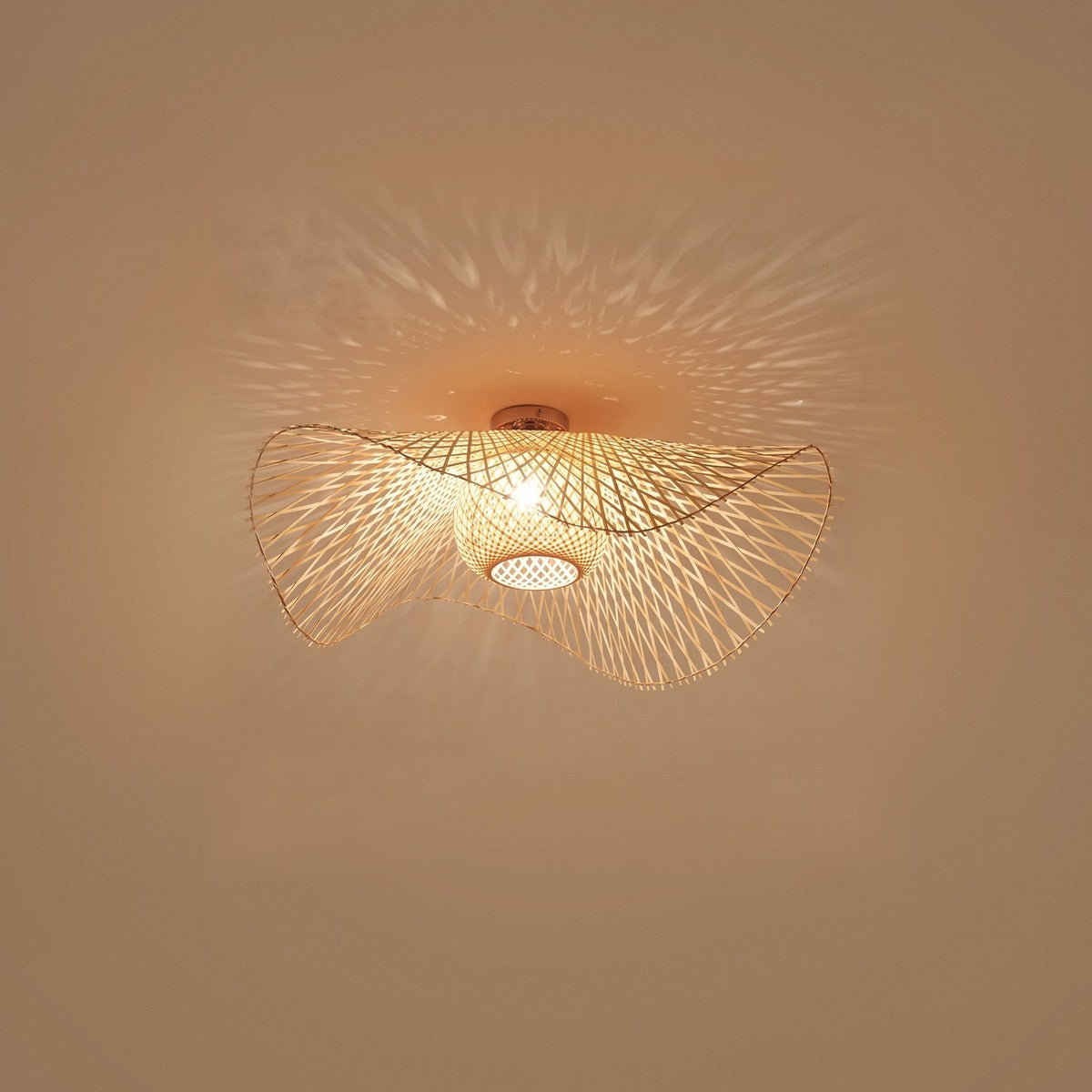 Lustre chambre adulte de style bohème en rotin