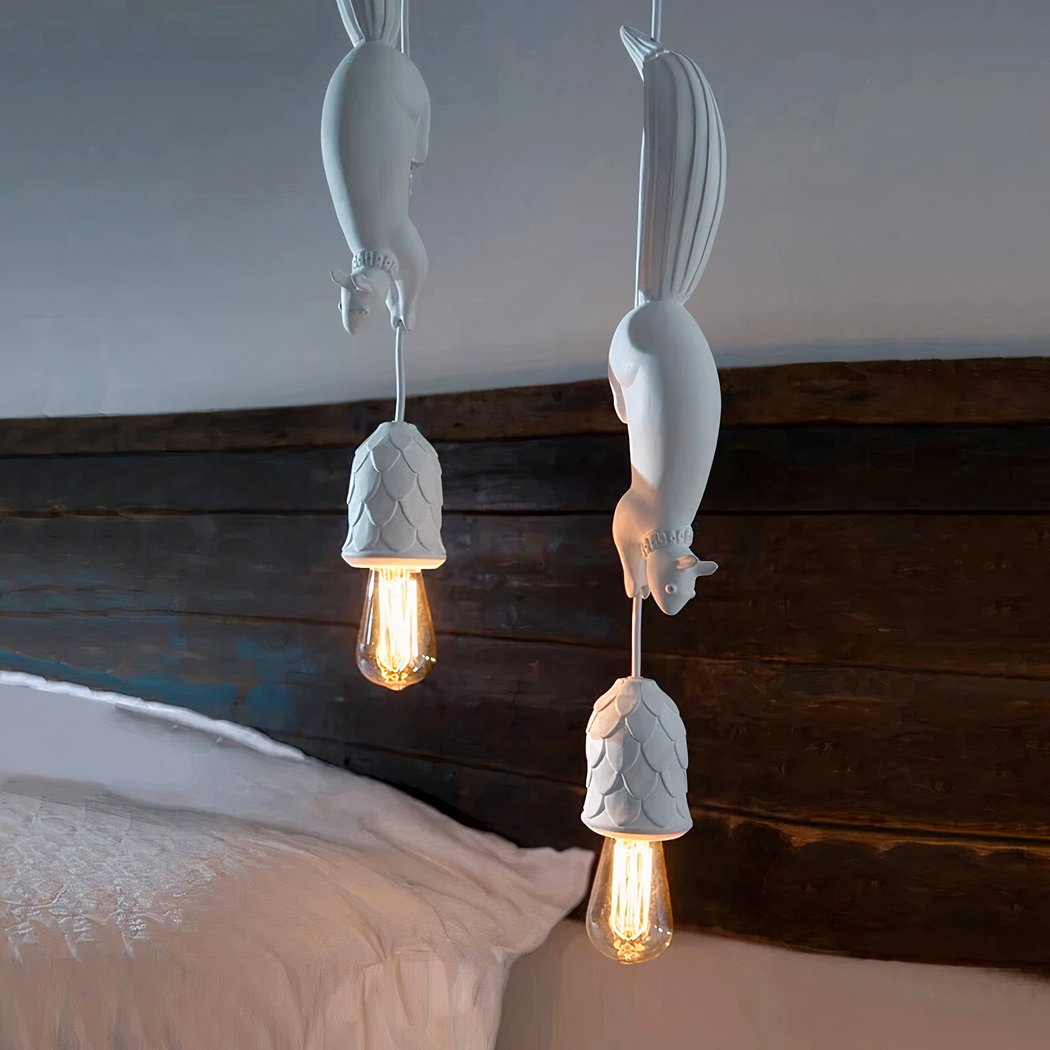 Lustre suspendu en résine avec écureuil et gland