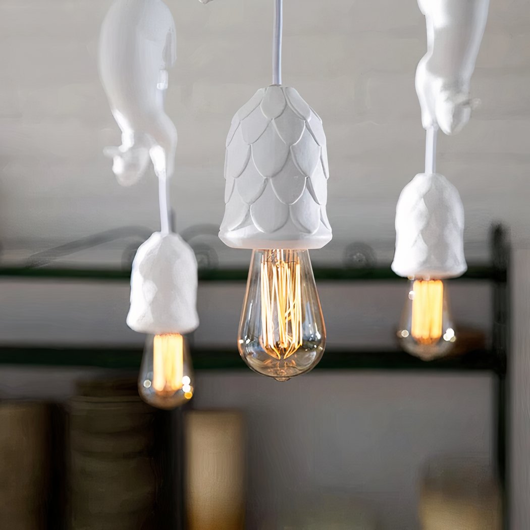 Lustre suspendu en résine avec écureuil et gland