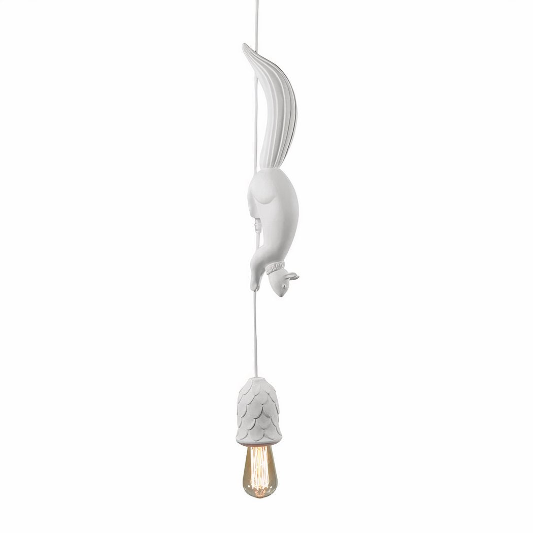 Lustre suspendu en résine avec écureuil et gland