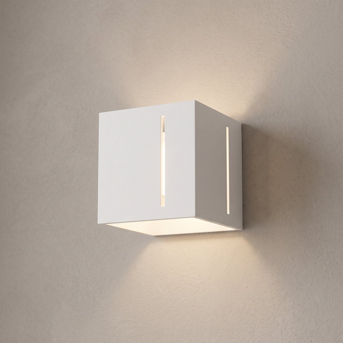 Applique murale chambre design, cube aluminium à fentes