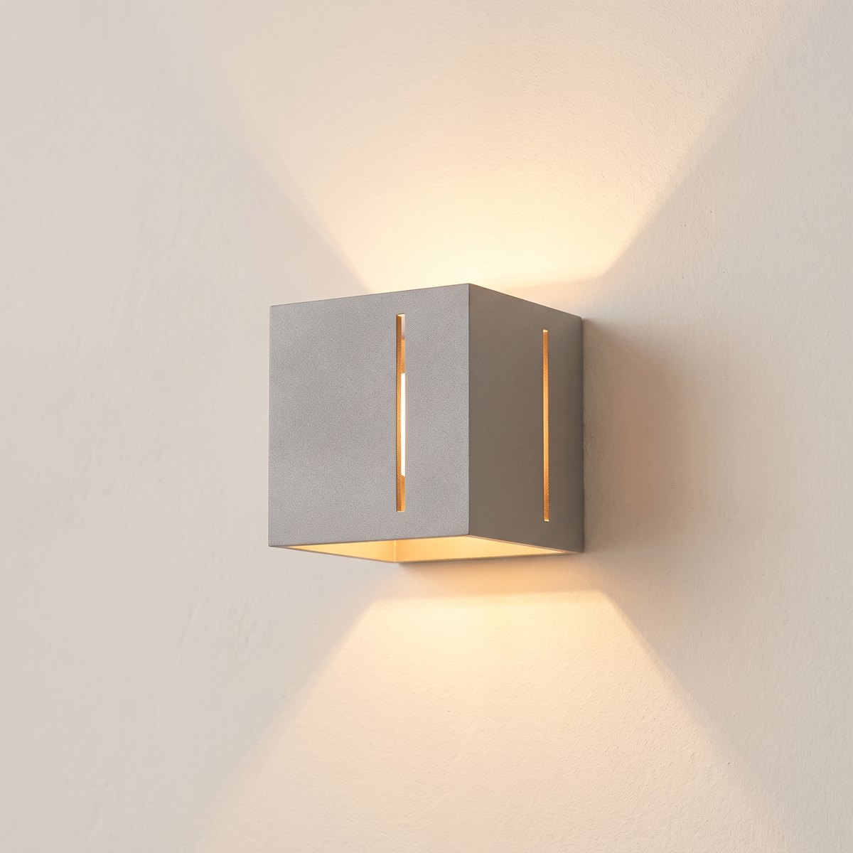 Applique murale chambre design, cube aluminium à fentes