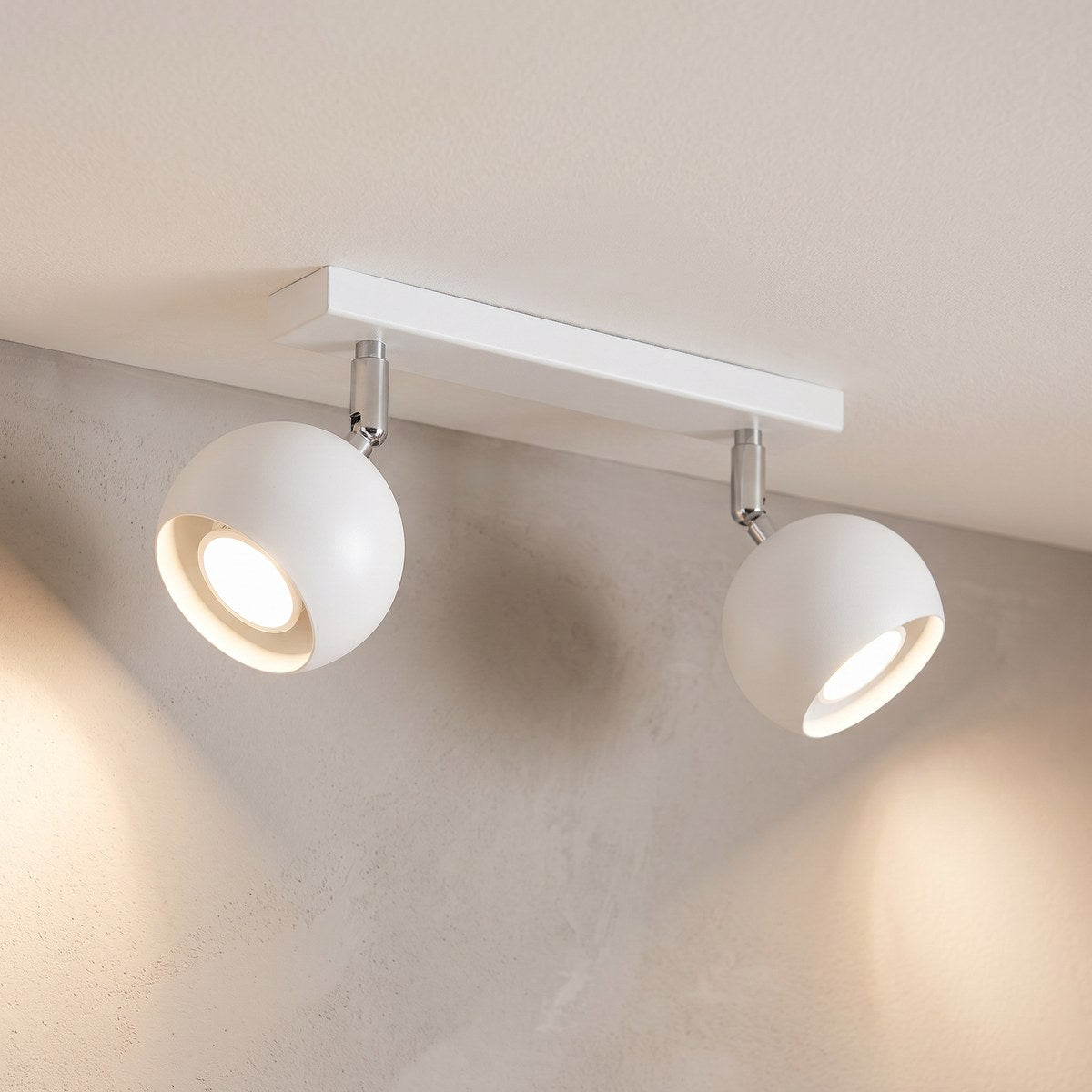 Plafonnier 2 spots boules orientables sur barre, 2 coloris