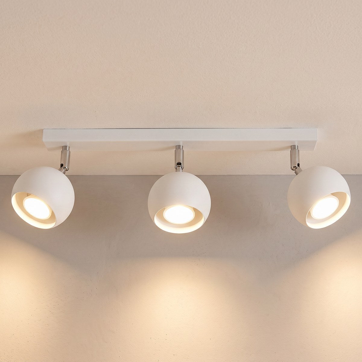Plafonnier 3 spots boules orientables sur barre, 2 coloris