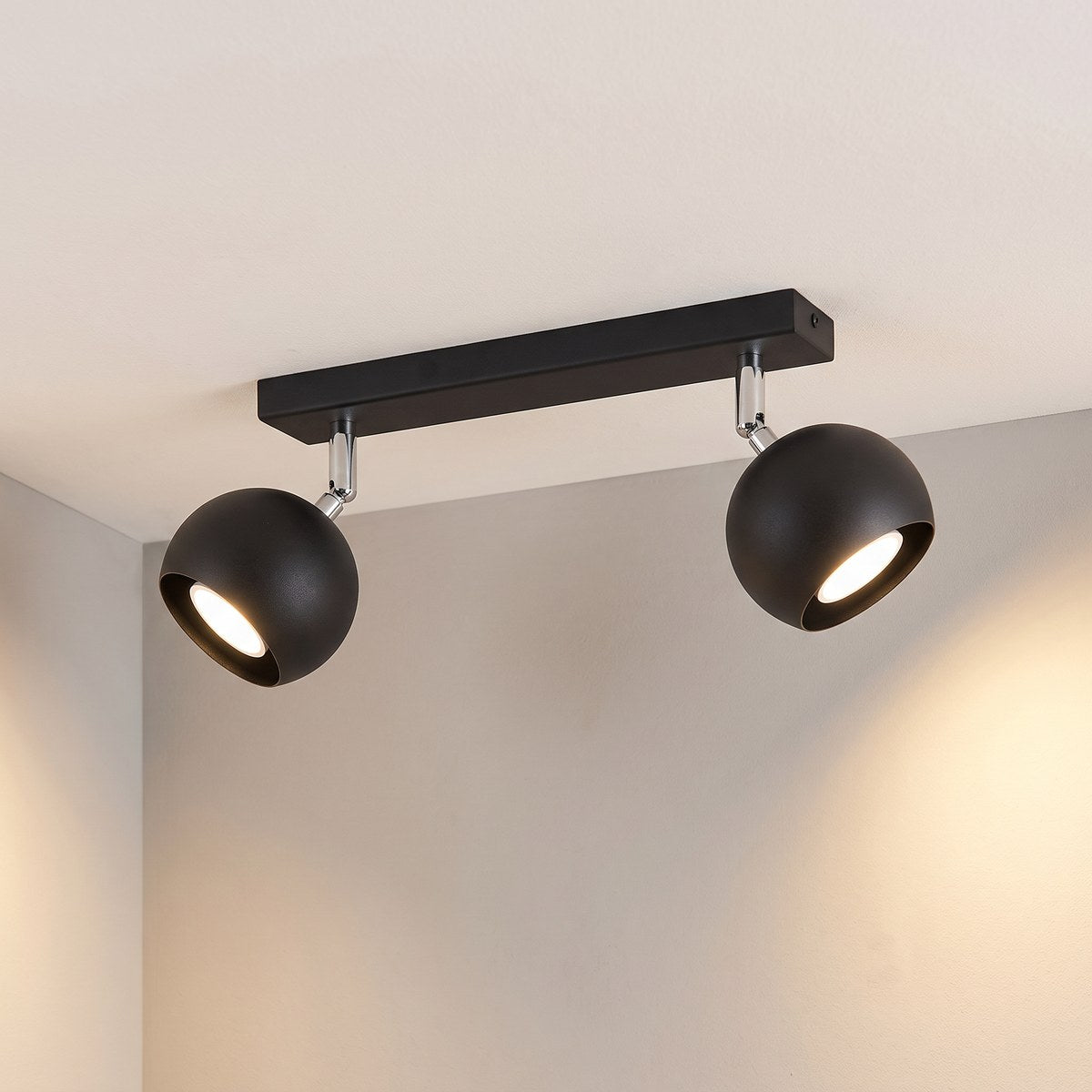 Plafonnier 2 spots boules orientables sur barre, 2 coloris