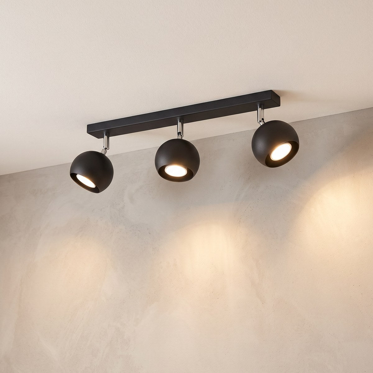 Plafonnier 3 spots boules orientables sur barre, 2 coloris
