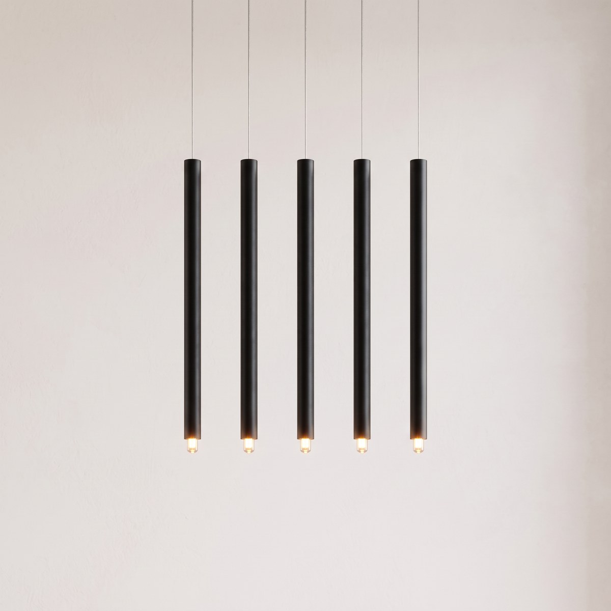 Suspension 5 tiges lumineuses sur barre, 2 coloris