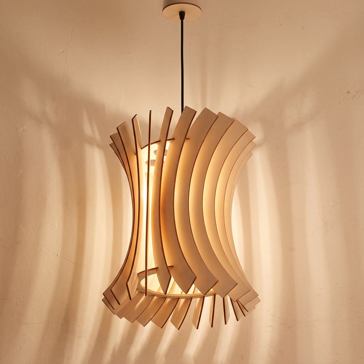 Suspension en lamelles de bois naturel de 30 cm
