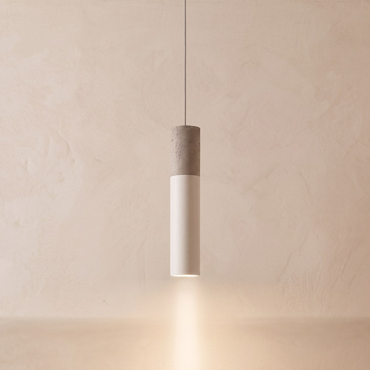 Suspension tube en béton et métal, 2 coloris