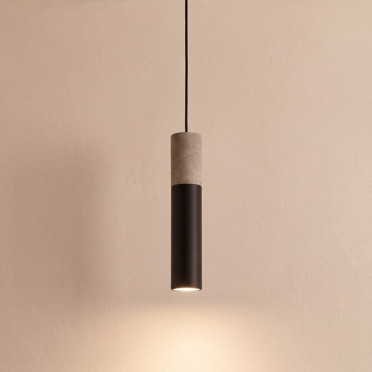 Suspension tube en béton et métal, 2 coloris
