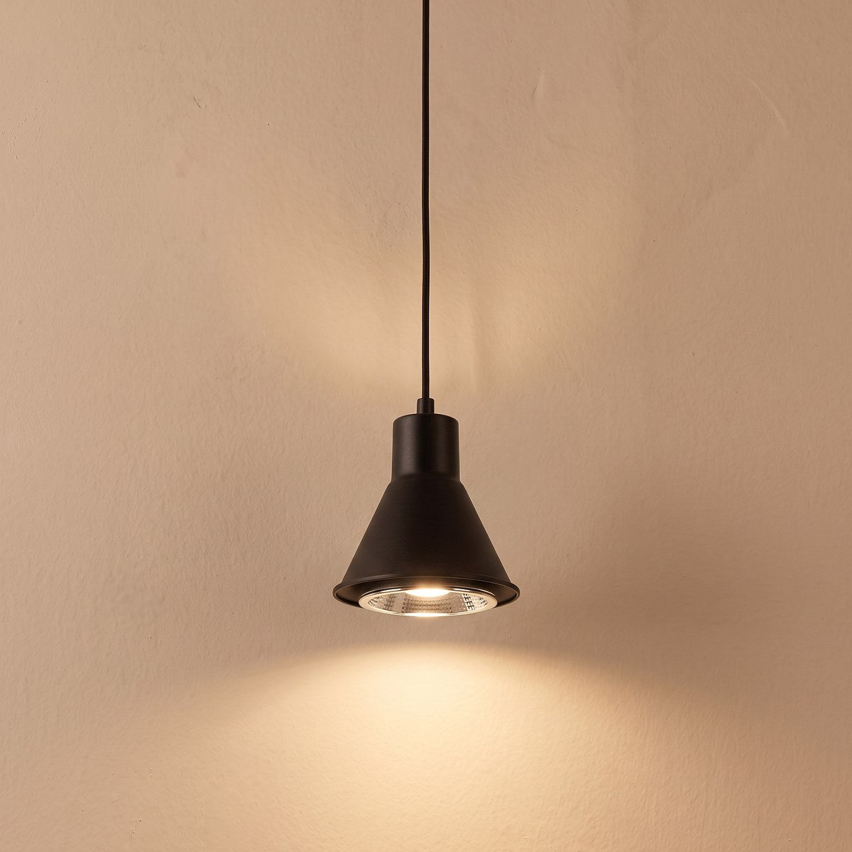 Suspension cône en métal de 14 cm, 2 coloris